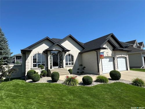 627 Highland Drive, House with 5 bedrooms, 3 bathrooms and 3 parking in Swift Current SK | Card Image