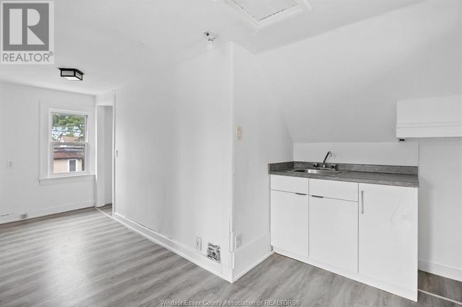 1056 Shepherd St E, Home with 3 bedrooms, 2 bathrooms and null parking in Windsor ON | Image 11