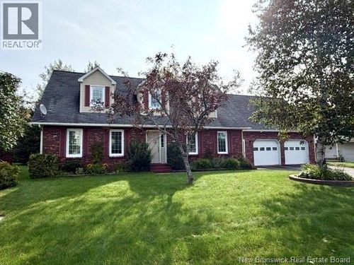 1100 Birchwood Dr, House with 3 bedrooms, 3 bathrooms and null parking in Bathurst NB | Card Image