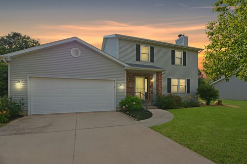 708 Wheeler Dr, Hudson, IL, 61748-9435 | Card Image