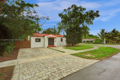871 Ne 122nd St, North Miami, FL, 33161-5725 | Card Image