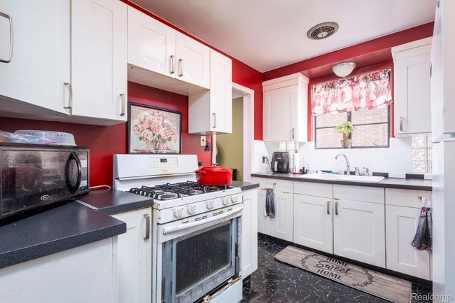 14-web-or-mls-20450 Lochmoor - Interior (7 of 17).jpg | Image 11