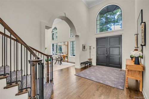 9 Hilldale Ln, Port Washington, NY, 11050-1208 | Card Image