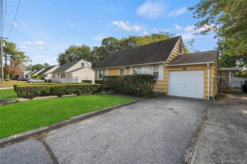 32 Phelps Ln, Babylon, NY, 11703-4013 | Card Image