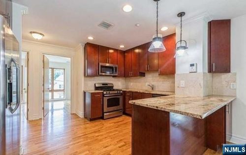 17 Meadow Rd, Rutherford, NJ, 07070-2099 | Card Image