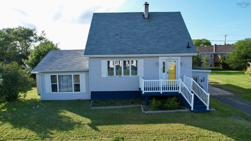 16 Rosewood Ave, House with 2 bedrooms, 2 bathrooms and null parking in Glace Bay NS | Card Image