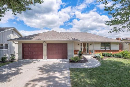 226 N Winnebago Dr, Lake Winnebago, MO, 64034-9319 | Card Image