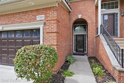 16-37585 Newburgh Park Cir, Livonia, MI, 48152-1373 | Card Image