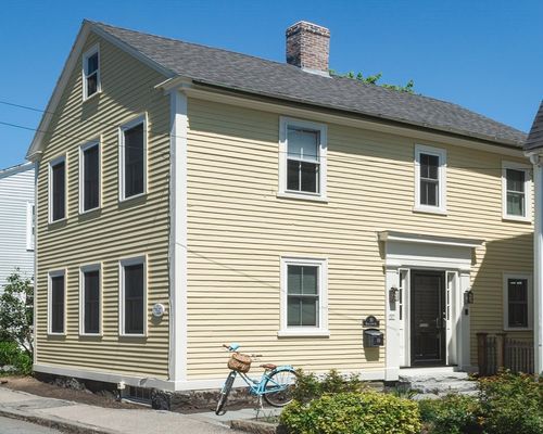 10 Washington St, Manchester, MA, 01944-1527 | Card Image