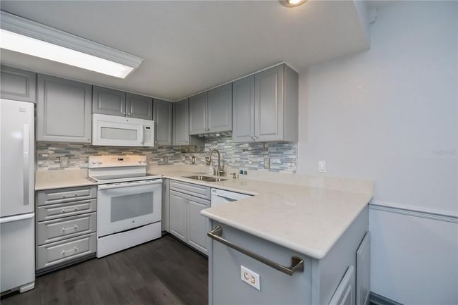 kitchen w quartz countertops | Image 8