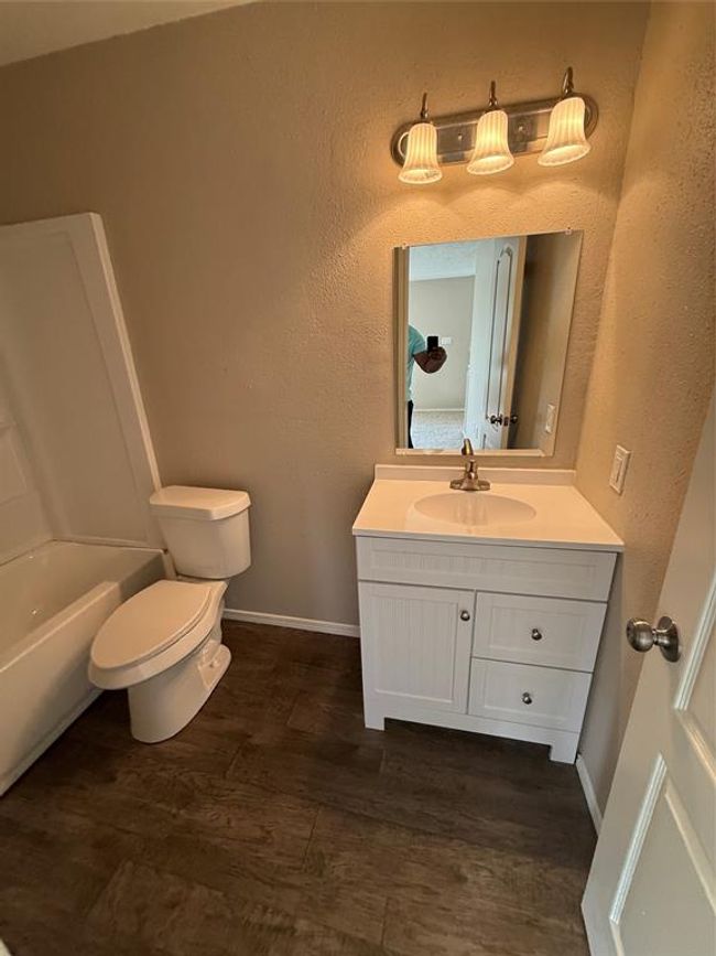 upstairs bath | Image 4