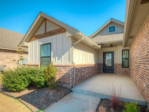 2400 Creekview Trl, Moore, OK, 73160-2186 | Card Image