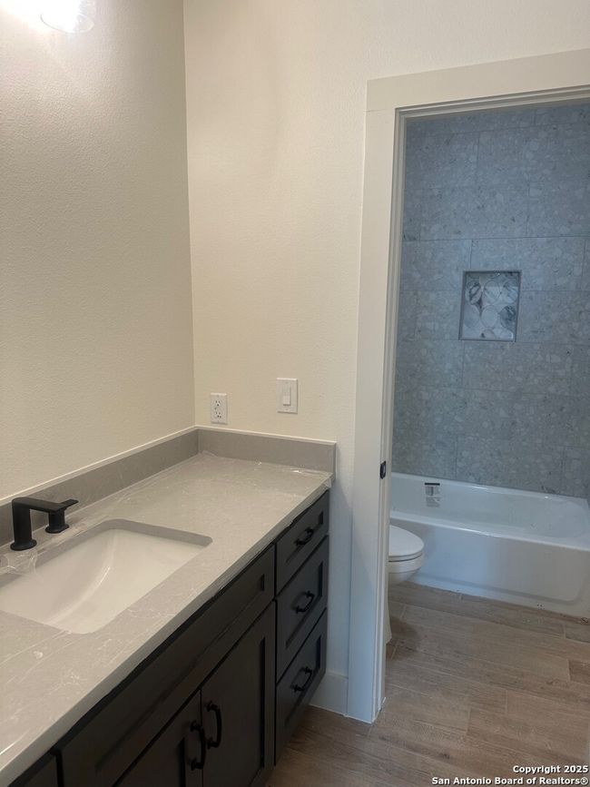 Jack and Jill Bathroom | Image 26