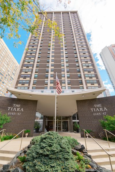 12C - 6145 N Sheridan Road, Condo with 2 bedrooms, 2 bathrooms and 1 parking in Chicago IL | Image 1