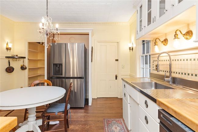 Eat-In Kitchen | Image 10