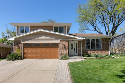 12 James Dr, Westmont, IL, 60559-2329 | Card Image