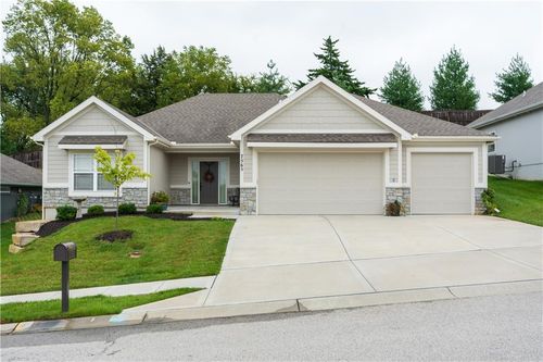 7565 Damon Dr, Parkville, MO, 64152-5130 | Card Image