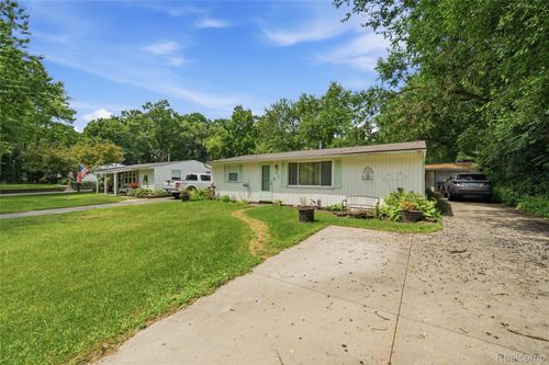 918 Pine Tree Rd, Lake Orion, MI, 48362-2556 | Card Image