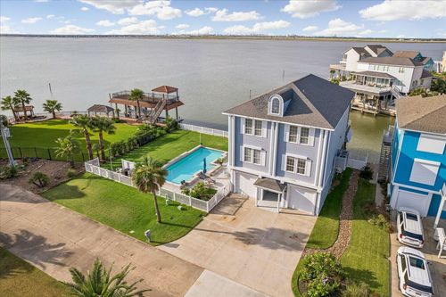 426 Sunset Cir, Tiki Island, TX, 77554-7802 | Card Image