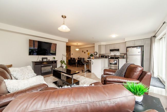 6 Westfield Dr, House attached with 3 bedrooms, 3 bathrooms and 1 parking in Whitby ON | Image 14