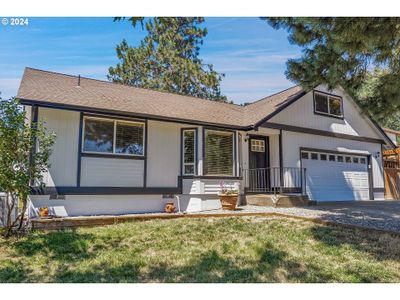 10883 Southview Loop, House other with 3 bedrooms, 2 bathrooms and 2 parking in Jefferson OR | Image 1