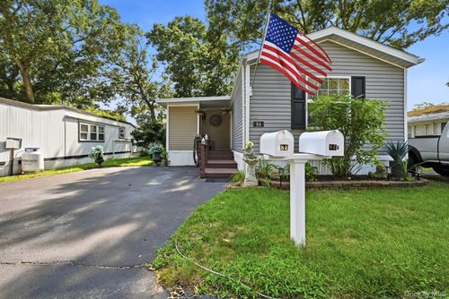 84-37 Hubbard Ave, Riverhead, NY, 11901-2348 | Card Image