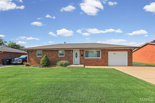 2713 Angela Dr, Granite City, IL, 62040-2941 | Card Image