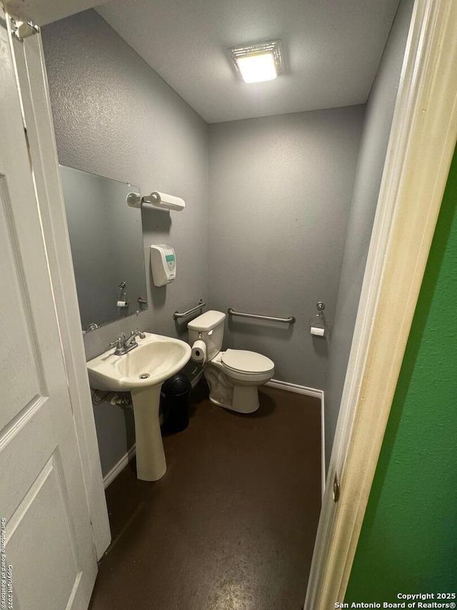 116 E Main St, Home with 0 bedrooms, 0 bathrooms and null parking in Bishop TX | Image 4