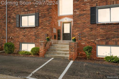 27-31831 Grand River Avenue, Farmington, MI, 48336 | Card Image