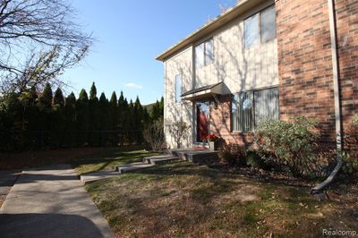 40831 Highpointe Drive, Condo with 2 bedrooms, 1 bathrooms and null parking in Clinton Twp MI | Image 1