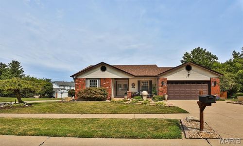 12211 Country Place Dr, Maryland Heights, MO, 63043-1409 | Card Image