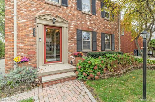 2432 Maplewood Ave, Royal Oak, MI, 48073-3833 | Card Image