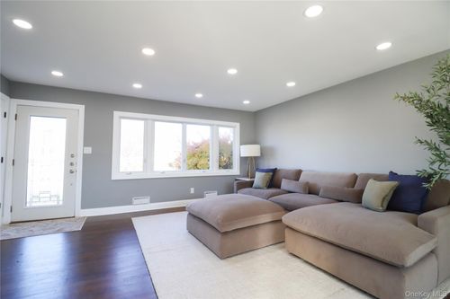 14 Earl Pl, Amityville, NY, 11701 | Card Image