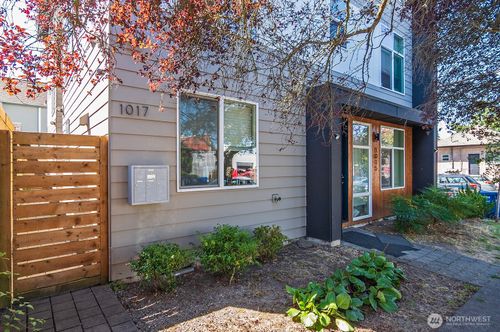 1017 Ne 55th St, Seattle, WA, 98105-3507 | Card Image