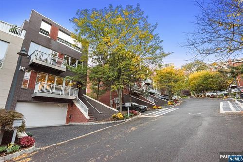 25 Vela Way, Edgewater, NJ, 07020-1563 | Card Image