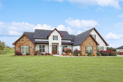 View of front facade featuring a front lawn | Image 3