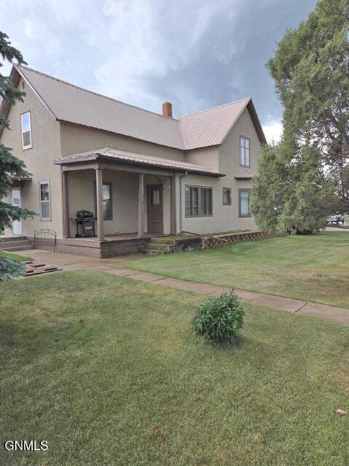 110 W Elm Ave, Glen Ullin, ND, 58631-7334 | Card Image
