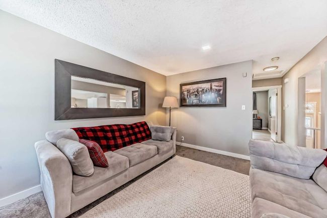 440 Cantrell Drive Sw, Home with 3 bedrooms, 1 bathrooms and 4 parking in Calgary AB | Image 12