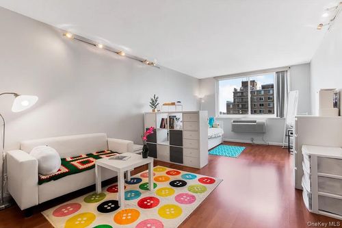 18j-118-17 Union Tpke, Forest Hills, NY, 11375 | Card Image