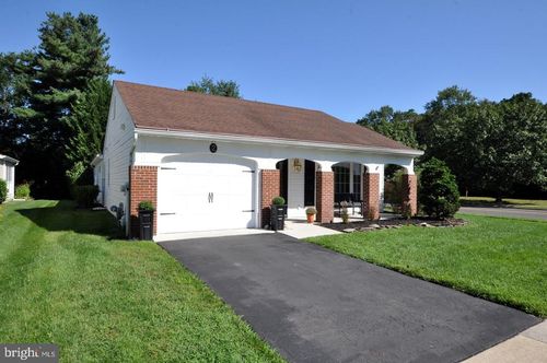 2 Newbury Dr, Southampton, NJ, 08088-1040 | Card Image