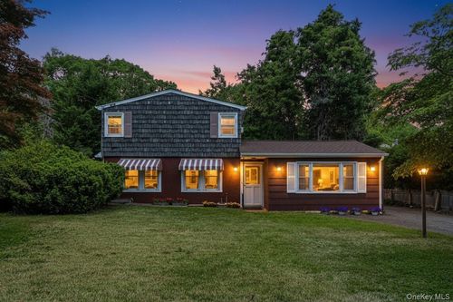 28 Cross St, Locust Valley, NY, 11560-1504 | Card Image
