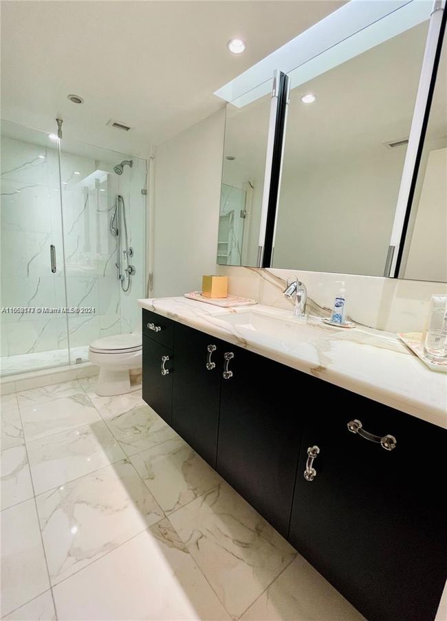 APT-17B - 881 Ocean Dr, Condo with 2 bedrooms, 2 bathrooms and null parking in Key Biscayne FL | Image 7