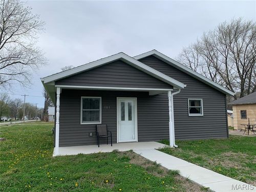 101 N Railroad St, Patoka, IL, 62875-1077 | Card Image