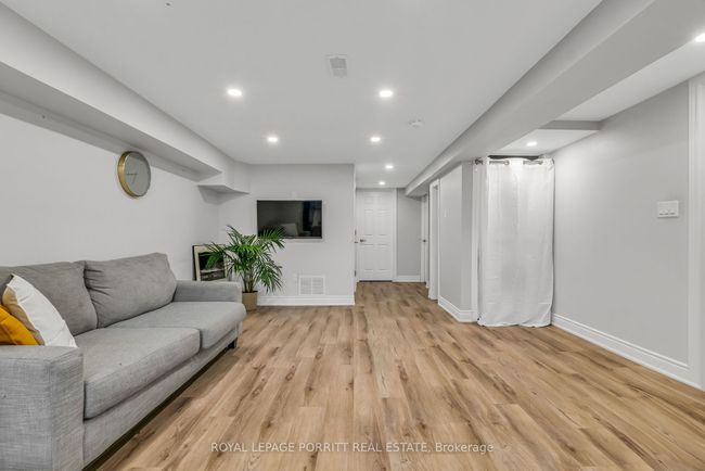 14 Albion Cres, House attached with 5 bedrooms, 3 bathrooms and 4 parking in Brampton ON | Image 27