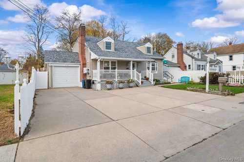 26 W 11th St, Huntingtn Sta, NY, 11746-1618 | Card Image