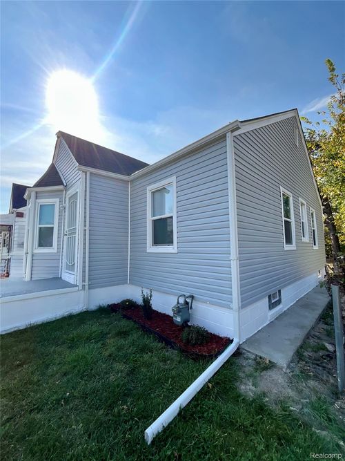 9163 Winthrop St, Detroit, MI, 48228-2159 | Card Image