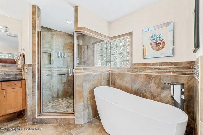 Soaking tub with separate shower | Image 43