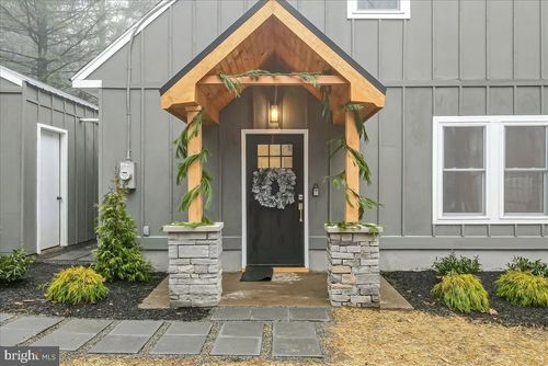 1563 Sullivan Trl, TANNERSVILLE, PA, 18372-7890 | Card Image