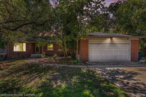 7250 Lindrath, Washington Twp, MI, 48094-2856 | Card Image