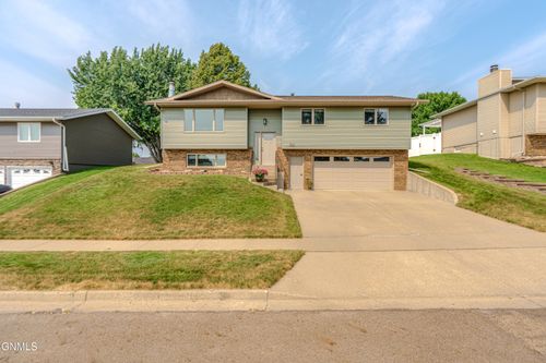 802 32nd Street, Bismarck, ND, 58501 | Card Image